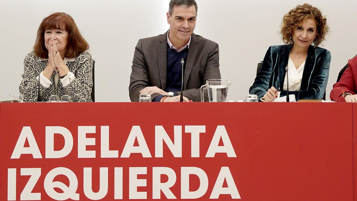 El presidente del Gobierno, Pedro Sánchez, la vicepresidenta primera, María Jesús Montero, y la presidenta del PSOE, Cristina Narbona, durante una reunión de la ejecutiva del partido.