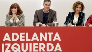 El presidente del Gobierno, Pedro Sánchez, la vicepresidenta primera, María Jesús Montero, y la presidenta del PSOE, Cristina Narbona, durante una reunión de la ejecutiva del partido. 