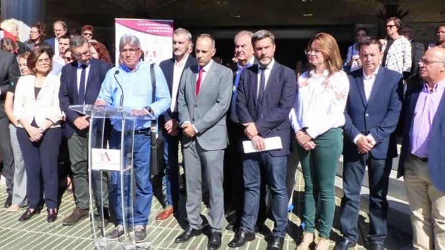 Un momento de la lectura del manifiesto frente a la Asamblea Regional.