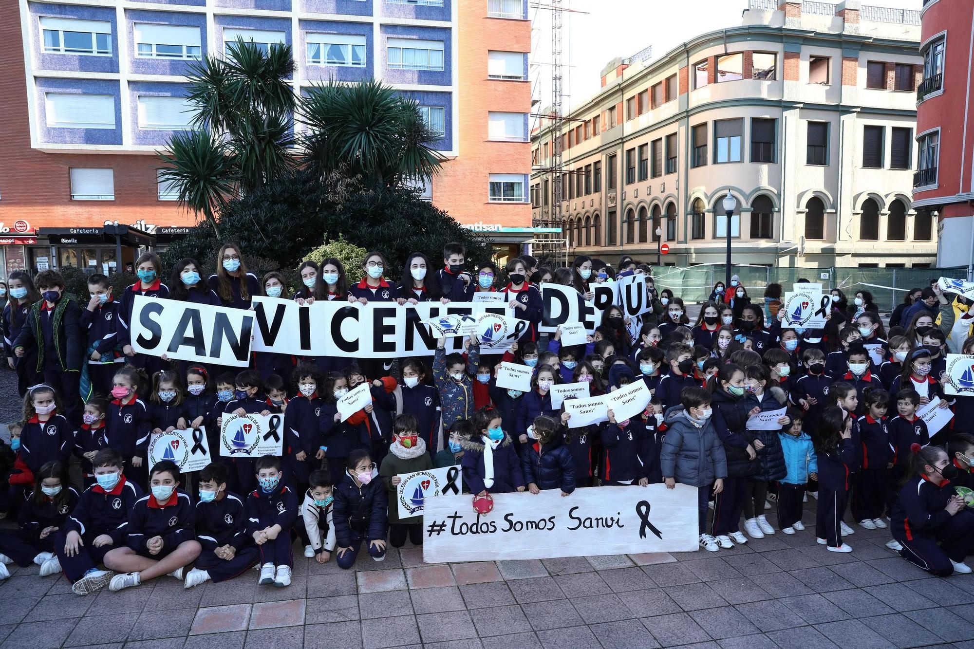 La concentración de profesores, alumnos y familias del San Vicente, en imágenes