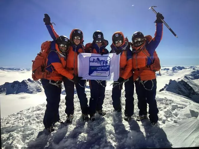 Finaliza con éxito el Reto Pelayo Vida 2023 en la Patagonia: ¡conquistan la cima del Gorra Blanca!