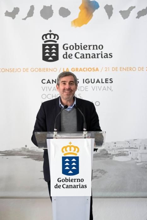 El Presidente D. Fernando Clavijo Batlle en rueda de prensa tras el consejo de gobierno en La Graciosa a 21 Enero 2019. (Foto: Arturo Rodríguez/Presidencia GobCan)...Esta fotografía oficial del Gobierno de Canarias es solamente para uso editorial por medios de comunicación. La fotografía no puede ser manipulada de ninguna manera y no se puede utilizar en materiales comerciales y/o políticos, publicidad, correos electrónicos, productos, promociones que de alguna manera pueda sugerir la aprobación o respaldo del Presidente, o el Gobierno de Canarias.