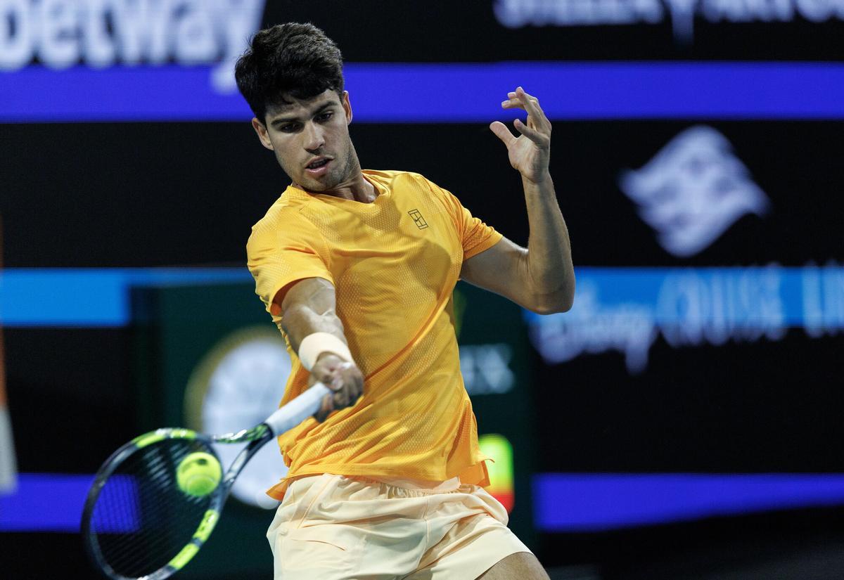 El español Carlos Alcaraz contra el brasileño João Fonseca durante su partido de segunda ronda de individuales masculinos en el torneo de tenis Miami Open 2026 en el Hard Rock Stadium de Miami