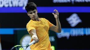 El español Carlos Alcaraz contra el brasileño João Fonseca durante su partido de segunda ronda de individuales masculinos en el torneo de tenis Miami Open 2026 en el Hard Rock Stadium de Miami