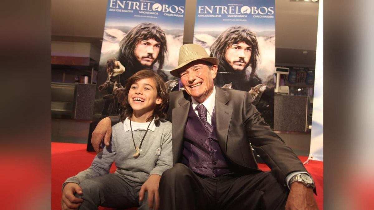 Marcos Rodríguez (d), junto a uno de los actores de 'Entrelobos', película que se basó en su historia en Sierra Morena.
