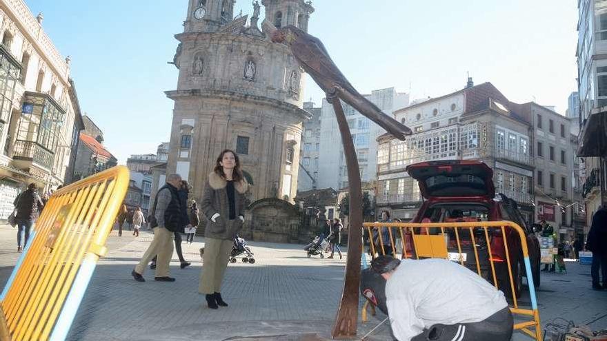 Eva Penado supervisa los trabajos del soldador para recolocar la estatua. // R. Vázquez