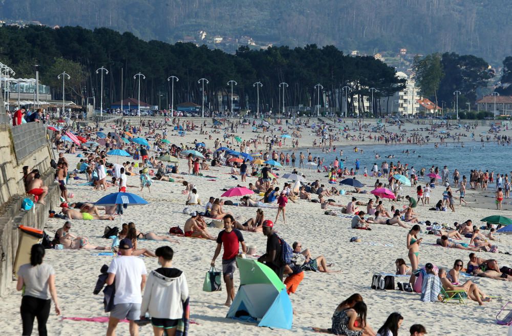 La playa de Samil, llena al atardecer