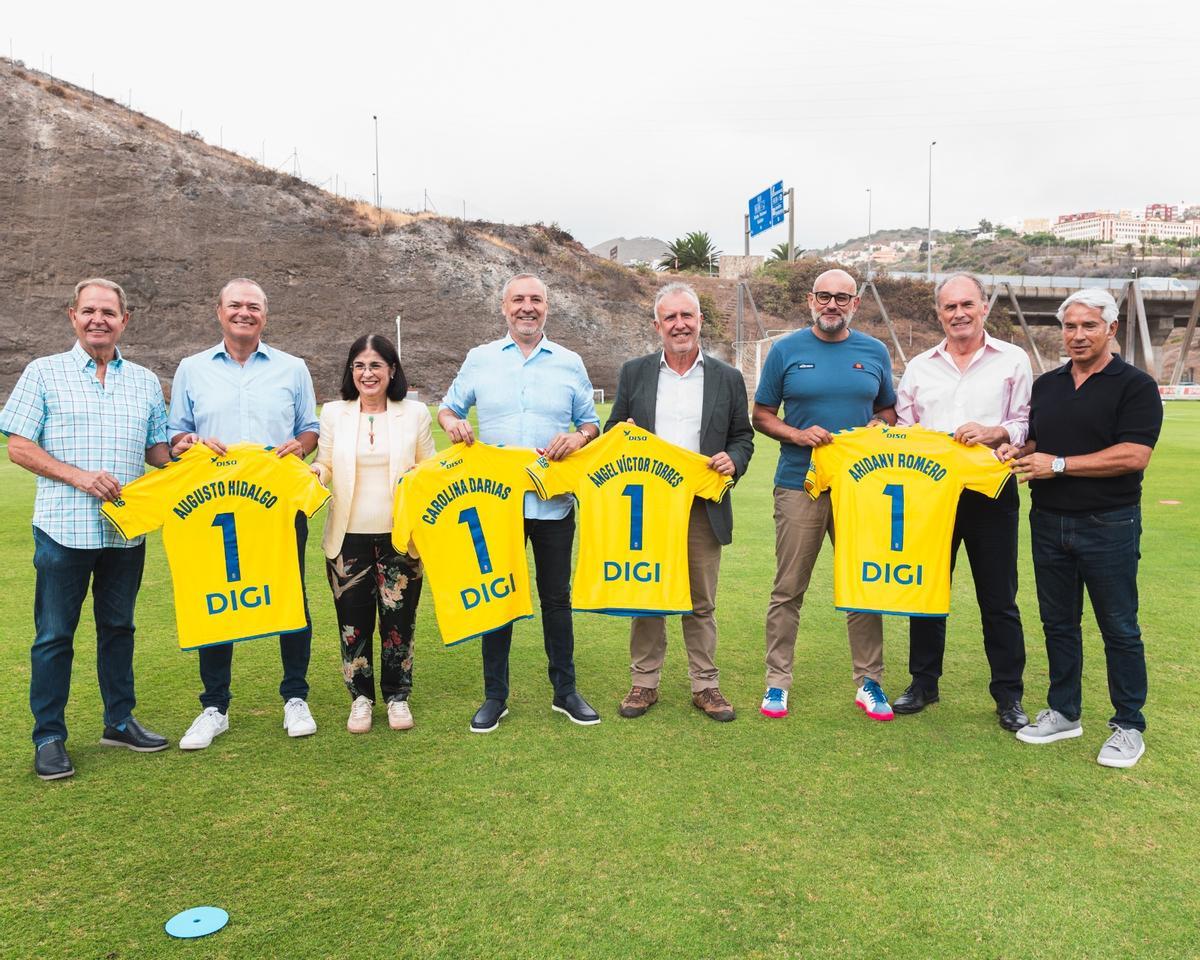 La plantilla de la UD Las Palmas, junto a los representantes institucionales y el presidente del club, Miguel Ángel Ramírez, durante la visita a la Ciudad Deportiva.