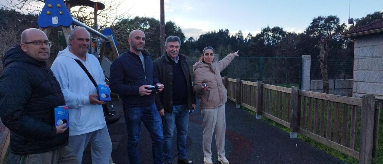 Vecinos de Trelle (Toén), con los dispositivos de seguimiento, junto al local vecinal, donde está la estación receptora de datos.