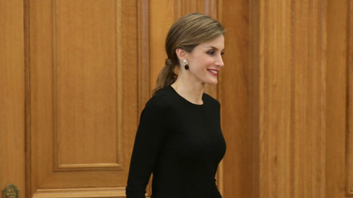 El look de Letizia Ortiz con falda en blanco y negro