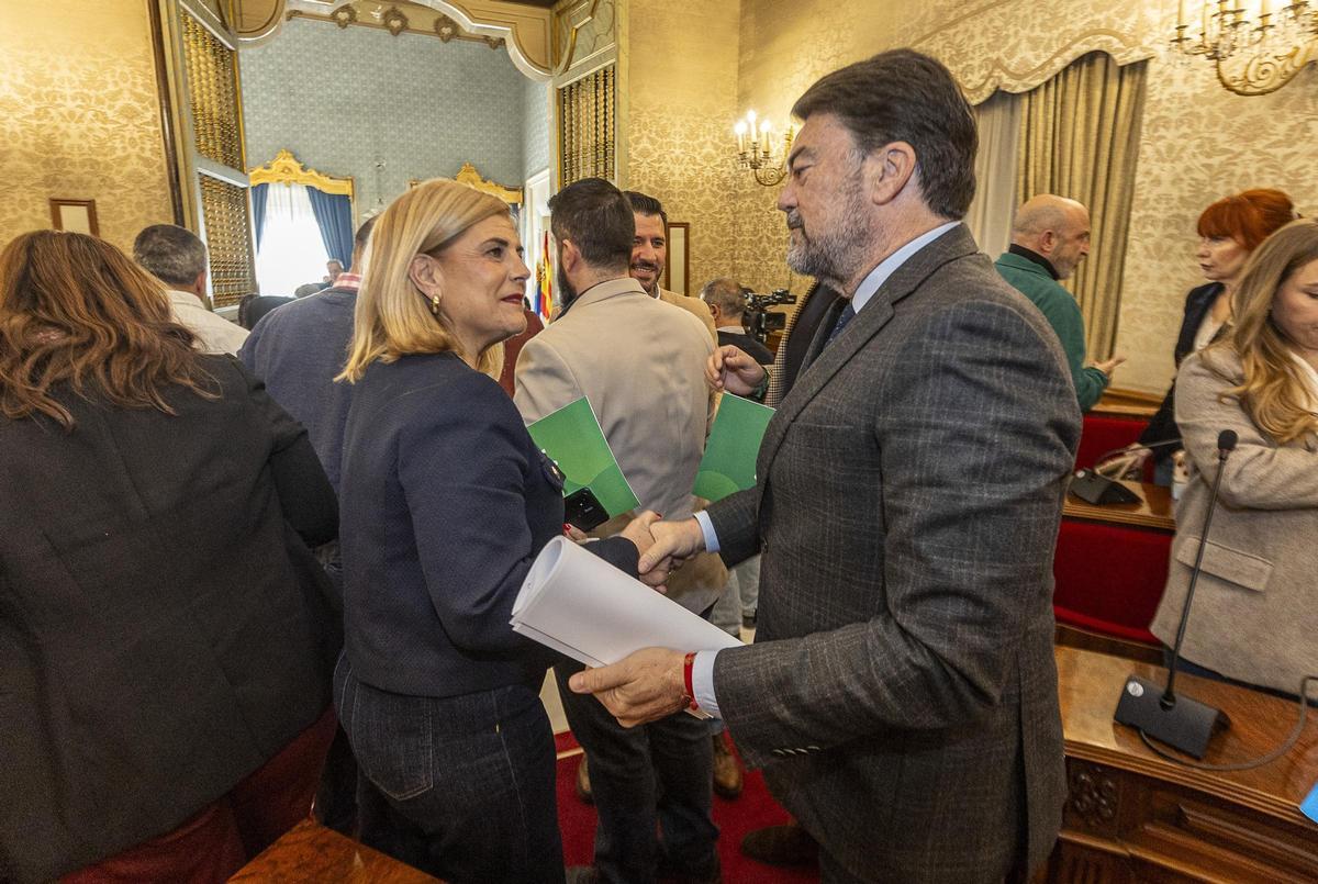 La portavoz de Vox, Carmen Robledillo, conversa con el alcalde, Luis Barcala, en una imagen de archivo.