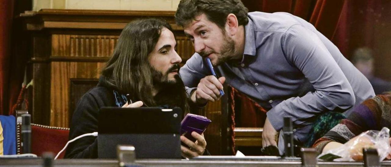 Alberto Jarabo, ayer, dando instrucciones a Balti Picornell.  B.Ramon