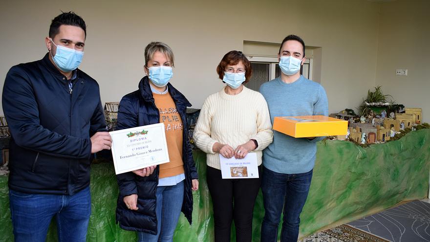 Los concejales y los ganadores del concurso.