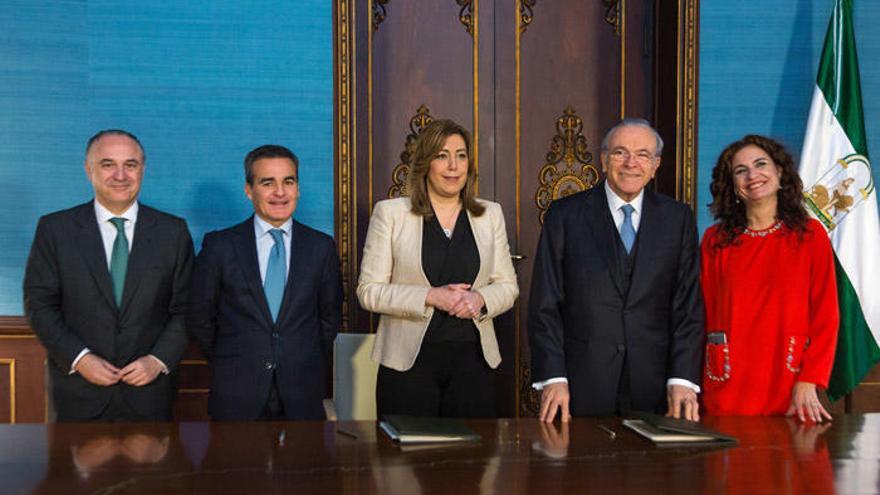 Juan Ignacio Zafra, Rafael Herrador, Susana Díaz, Isidro Fainé y María Jesús Montero durante la firma del convenio.