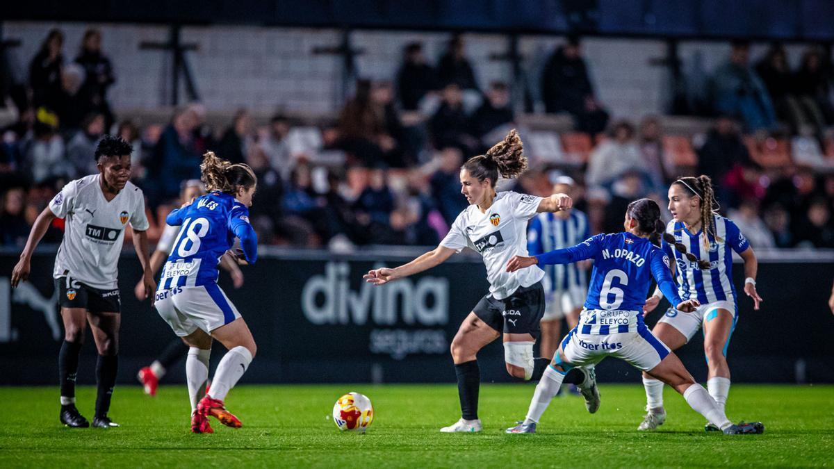 Partido de intensidad entre el Valencia y el Alavés en la noche del sábado en el Puchades