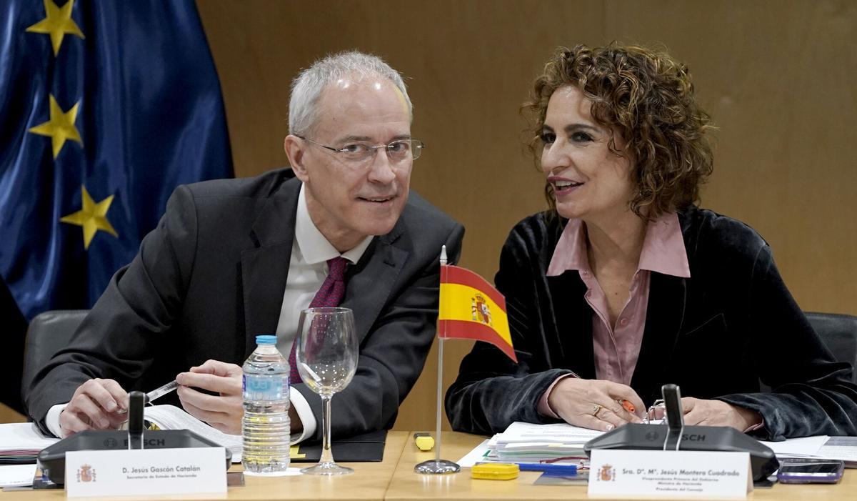 La vicepresidenta primera y ministra de Hacienda, María Jesús Montero, conversa con el secretario de Estado, Jesús Gascón, el pasado miércoles durante la reunión del Consejo de Política Fiscal y Financiera.
