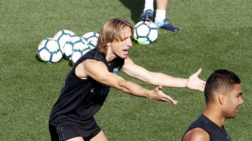 Modric gesticula, junto a Casemiro. // Javier López