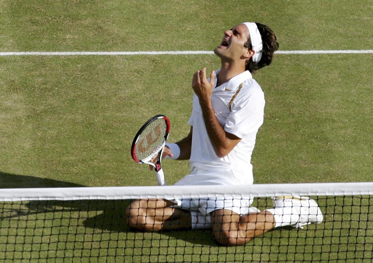 Roger Federer celebra su victoria ante Rafael Nadal en Wimbledon 2007.