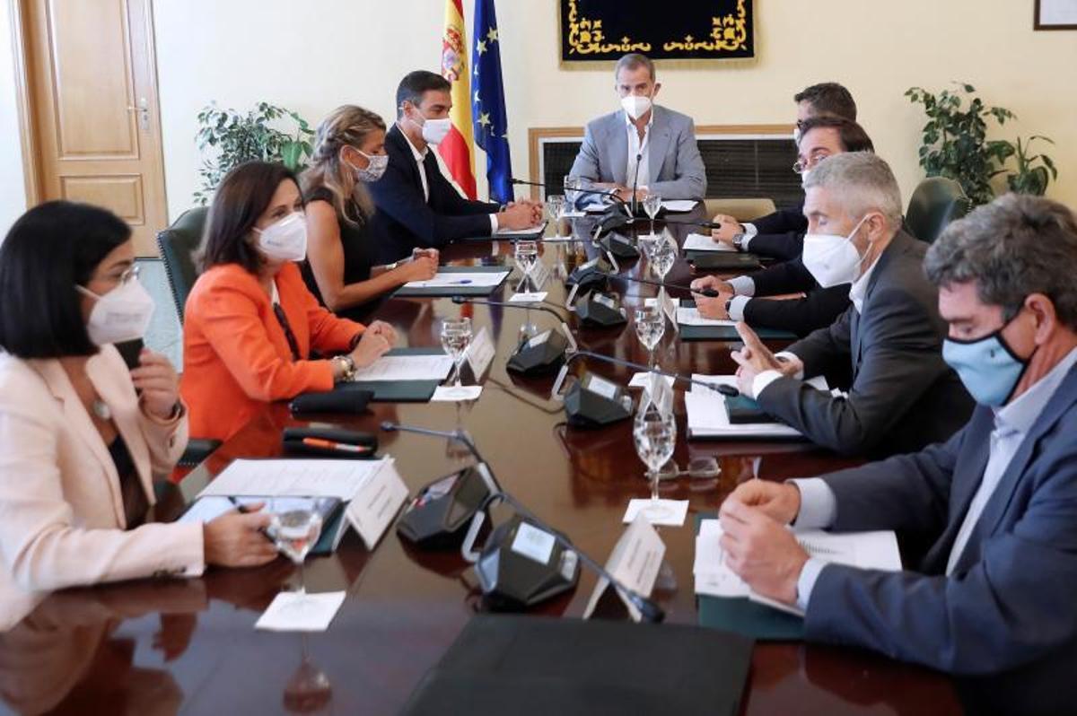 El rey Felipe VI , el presidente del Gobierno, Pedro Sánchez (a su derecha), y los miembros del Gabinete de Sánchez (Yolanda Díaz, Félix Bolaños, Margarita Robles, José Manuel Albares, Carolina Darias, Fernando Grande-Marlaska y José Luis Escrivá), en una reunión del grupo interministerial durante su visita este sábado, 28 de agosto de 2021, al centro de acogida temporal instalado en la base de Torrejón de Ardoz con motivo de la operación de repatriación desde Afganistán.