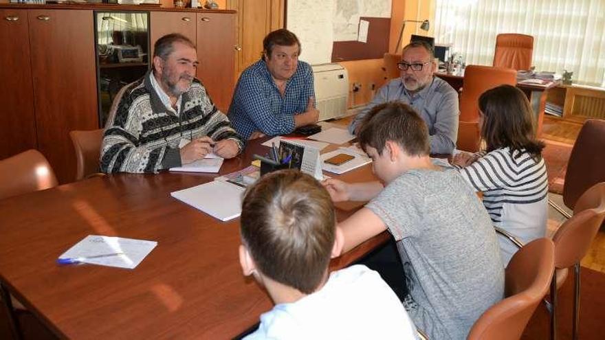 Niños del Portofaro y el director, ayer con el alcalde y un edil.