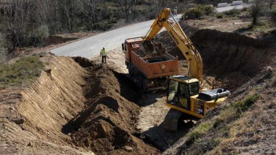 Una máquina excavadora trabajando en la carretera en la jornada de ayer.