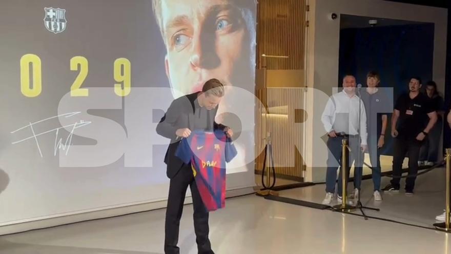 Frenkie, ya renovado, posa en el Camp Nou con la camiseta que lucirá en el Clásico