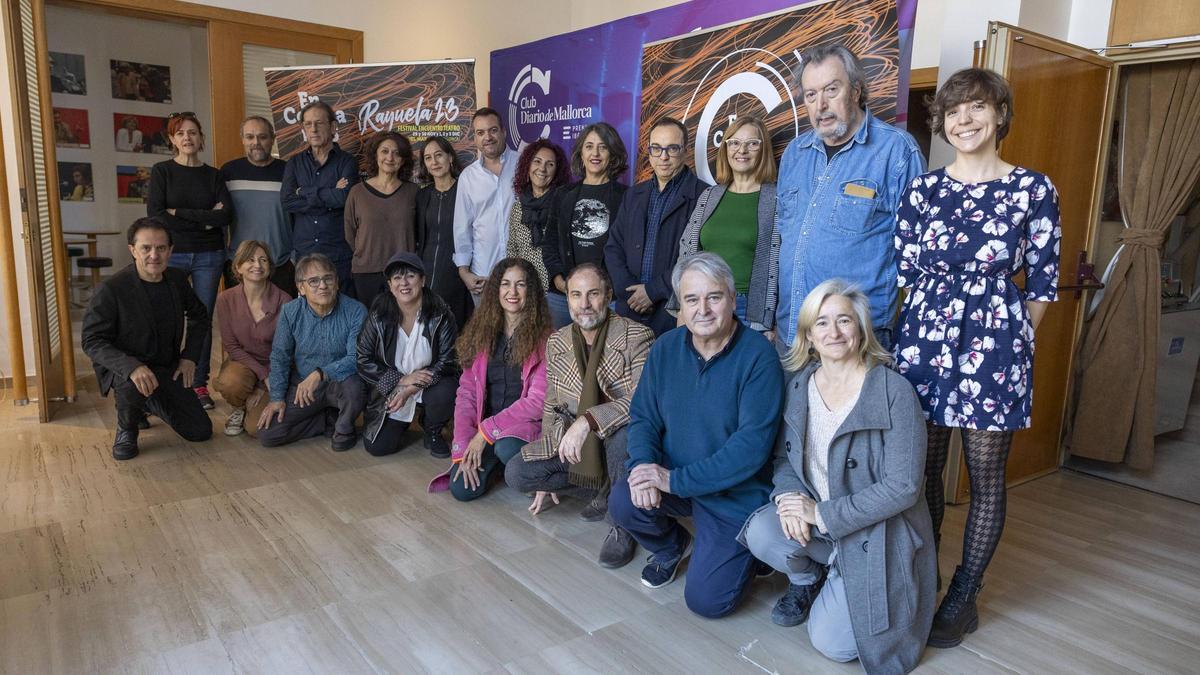 Foto de familia de los participantes de los Encuentros del Festival Rayuela
