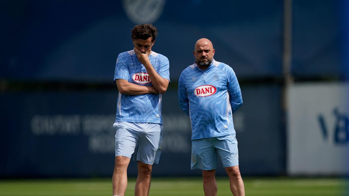 Manolo González, junto a su ayudante Gerard Garrido, en el entrenamiento de este lunes del Espanyol en Sant Adrià.