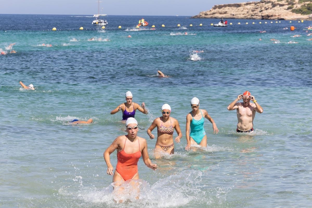 Las imágenes de la travesía a nado del Canal de Sant Antoni