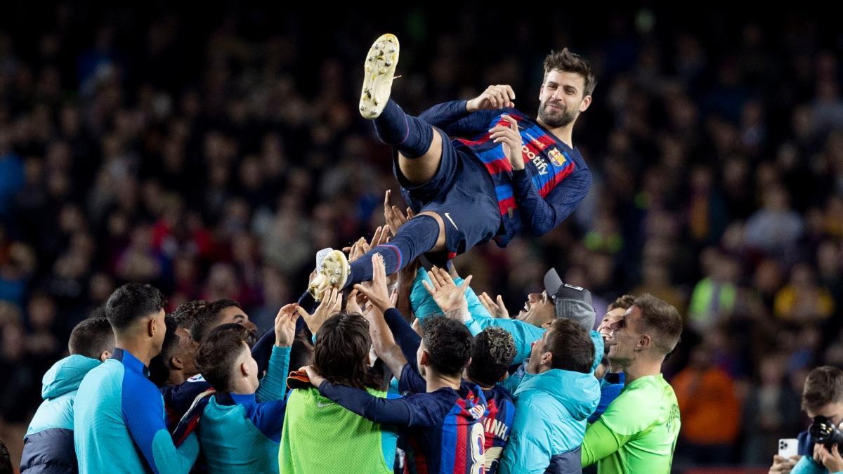 Piqué, manteado por sus compañeros