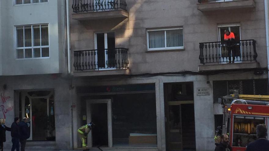 Los bomberos actuaron en el bajo afectado // M. Touceda