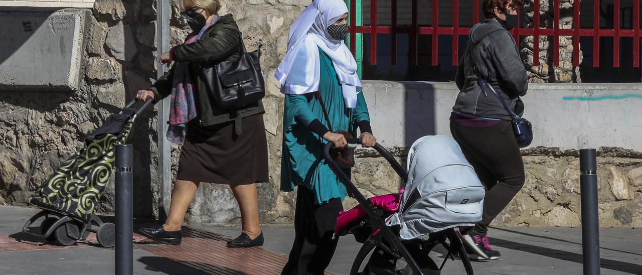 Vecinos de Carrús paseando por el barrio, en imagen de archivo