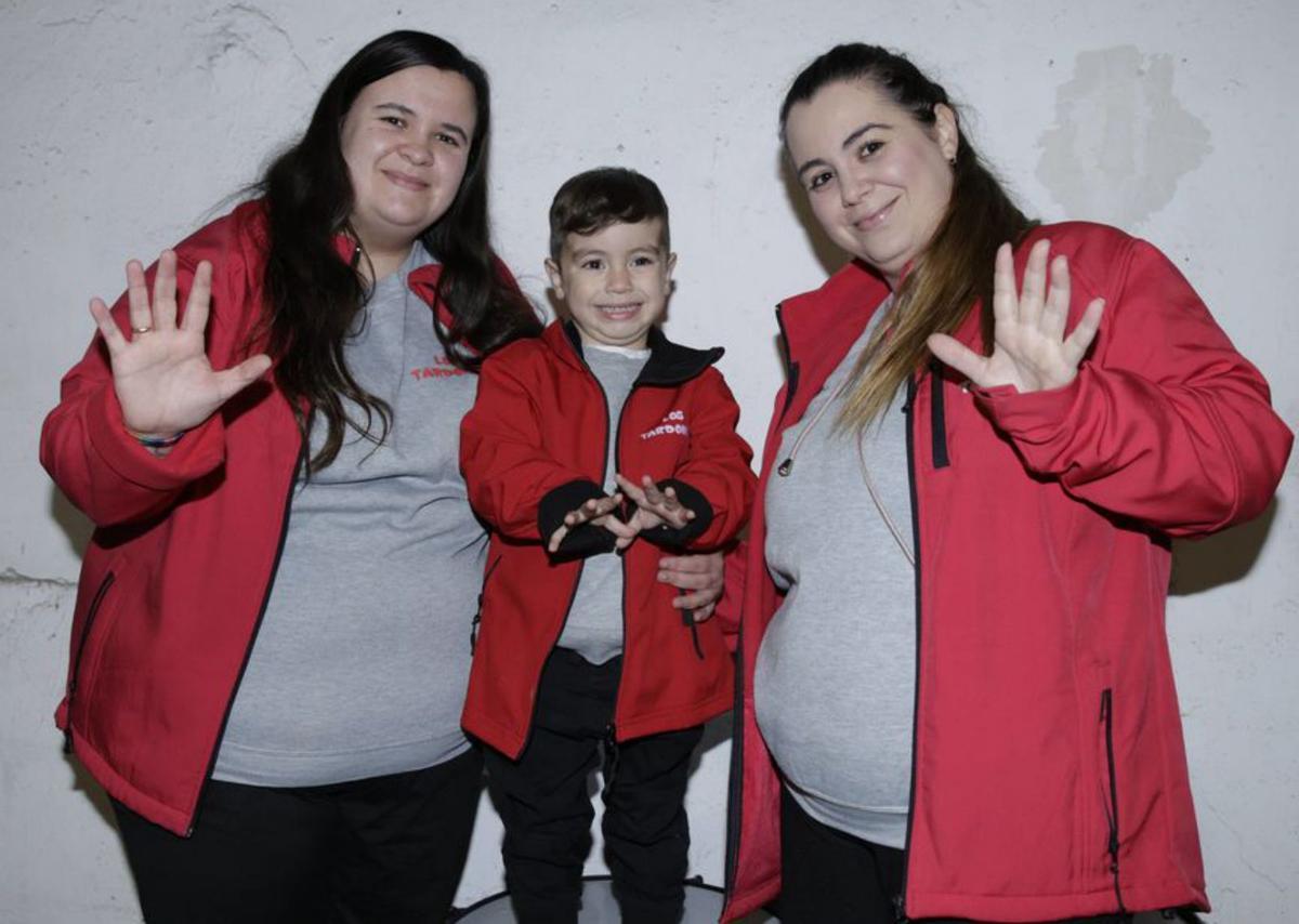 Marta Acedo, a la izquierda, y Rebeca Lago, con el pequeño Thiago Acedo. | JUAN PLAZA
