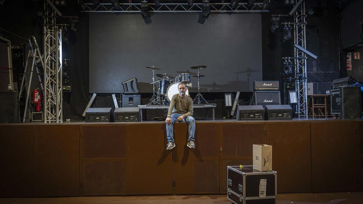David Lafuente, cofundador y director de Salamandra, sentado en el escenario de la sala de L'Hospitalet, este diciembre