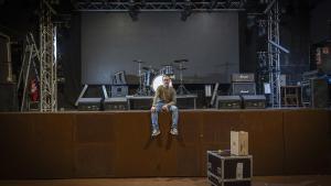 David Lafuente, cofundador y director de Salamandra, sentado en el escenario de la sala de LHospitalet, este diciembre