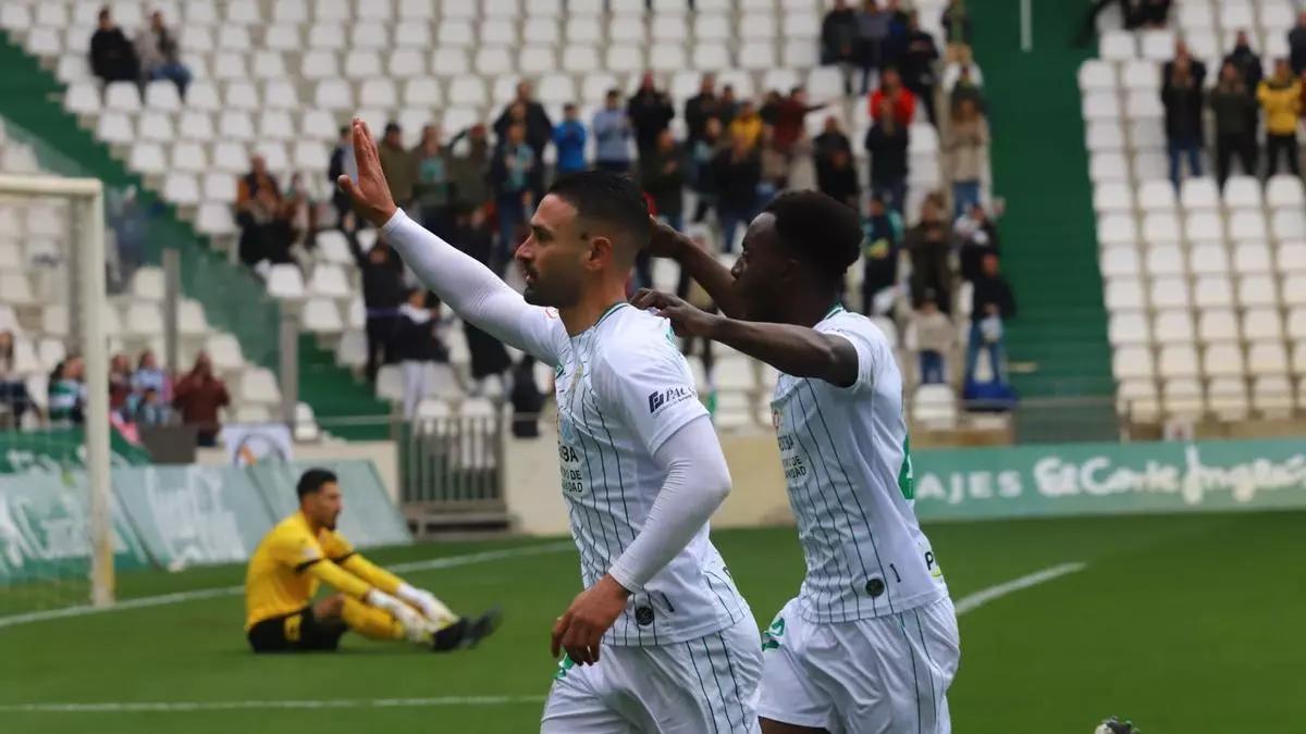 Kike Márquez celebra un gol junto a Diarra en el ejercicio 2022-2023.