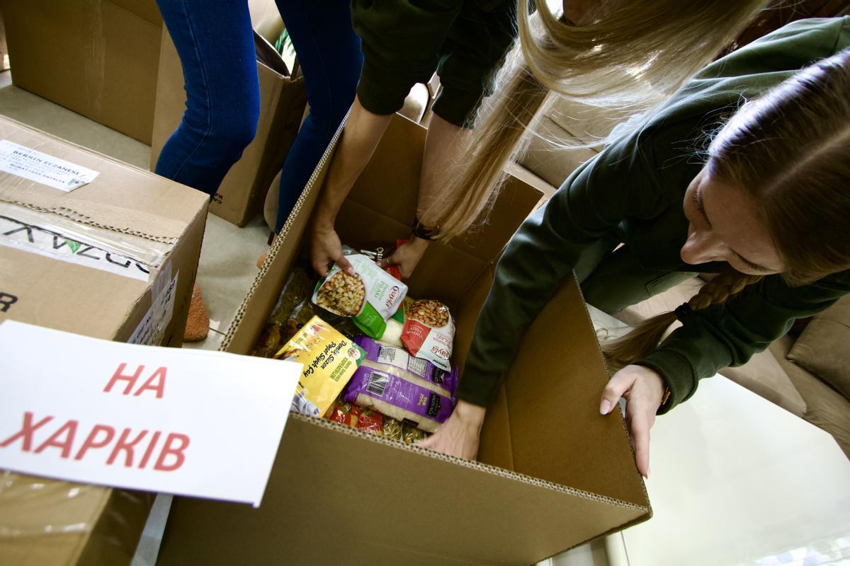 Preparación de cajas con alimentos para enviar a Ucrania.