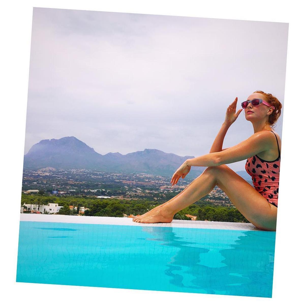 En el borde de la piscina