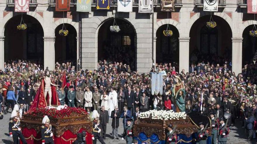 Encuentro entre Jesús Resucitado y la Virgen de la Alegría en la Plaza Mayor.