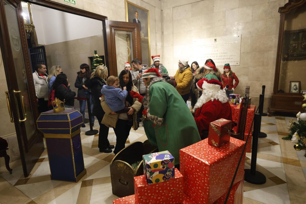 Papá Noel recibe a los niños en el Ayuntamiento de Oviedo tras suspenderse la Cabalgata