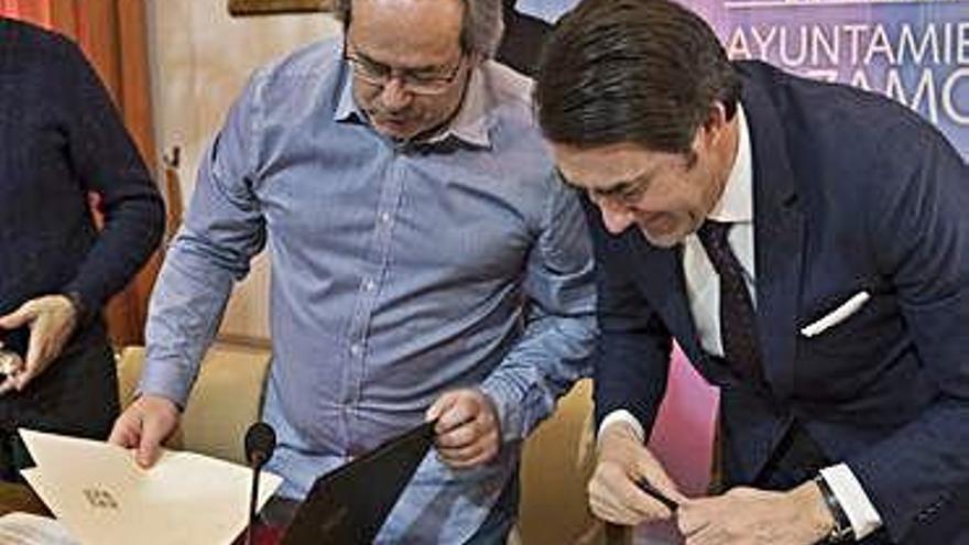 Guarido y Suárez Quiñones firman el protocolo.