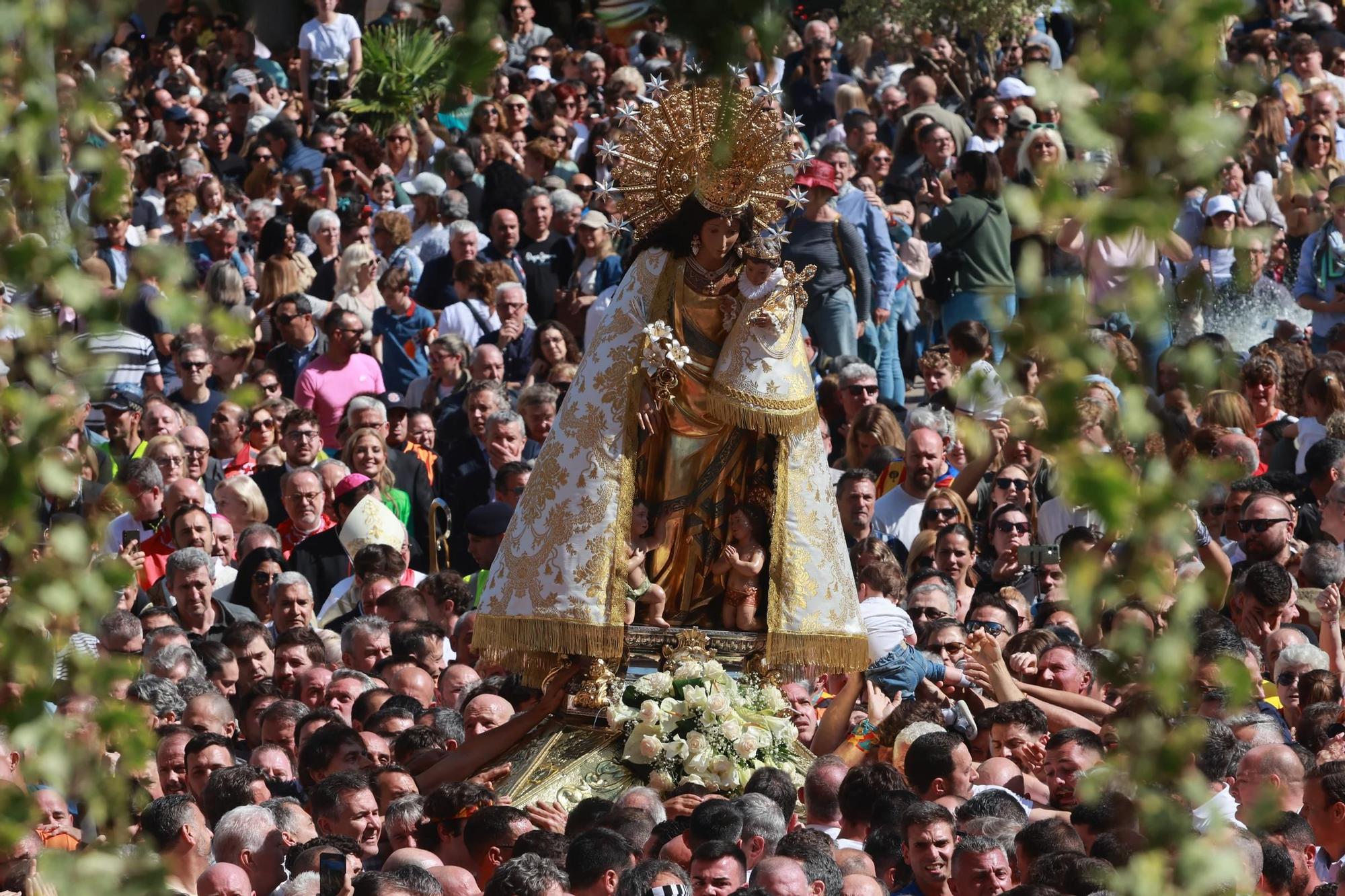 FOTOGALERÍA | Una multitud arropa a la Virgen de los Desamparados en su traslado a la Catedral