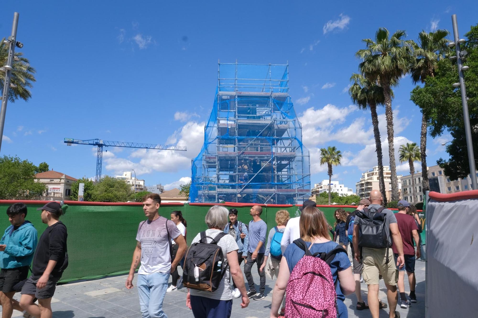 FOTOS: Montan un andamio en la plaza de España de Palma para restaurar la escultura de Jaume I