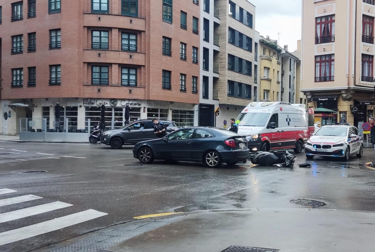Agentes y sanitarios esta tarde en el cruce de Marqués de San Esteban con Pedro Duro.