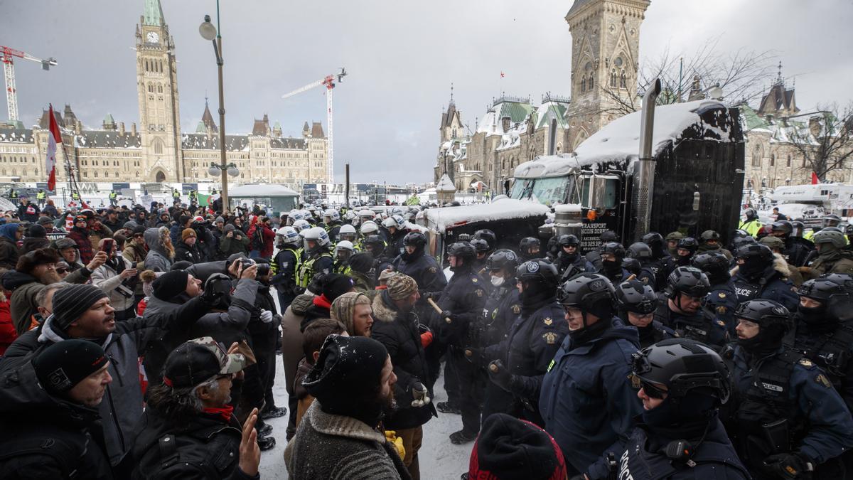 La policía interviene para dispersar a los manifestantes cerca de la colina del Parlamento.