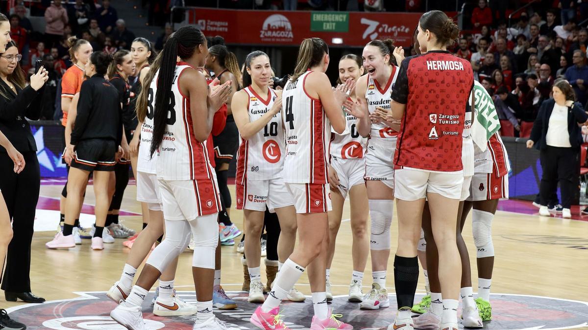 Las jugadoras del Casademont Zaragoza celebran la clasificación ante el Mersin.