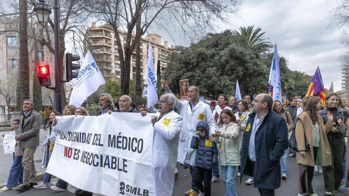 HUELGA MÉDICOS MALLORCA | La huelga de médicos obliga a suspender más de 19.000 consultas y operaciones en una semana en Baleares