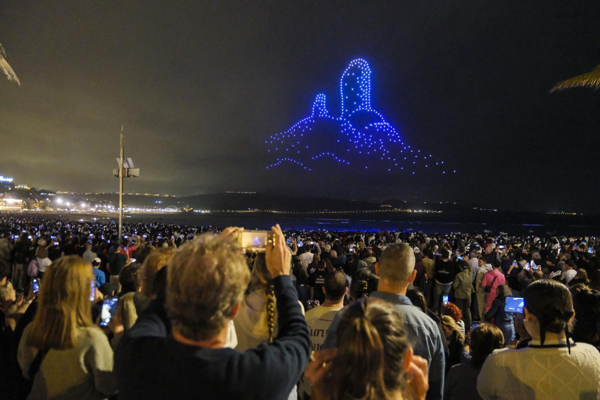 Espectáculo de drones en Las Canteras para anunciar el nuevo disco de Quevedo, 'El Baifo'