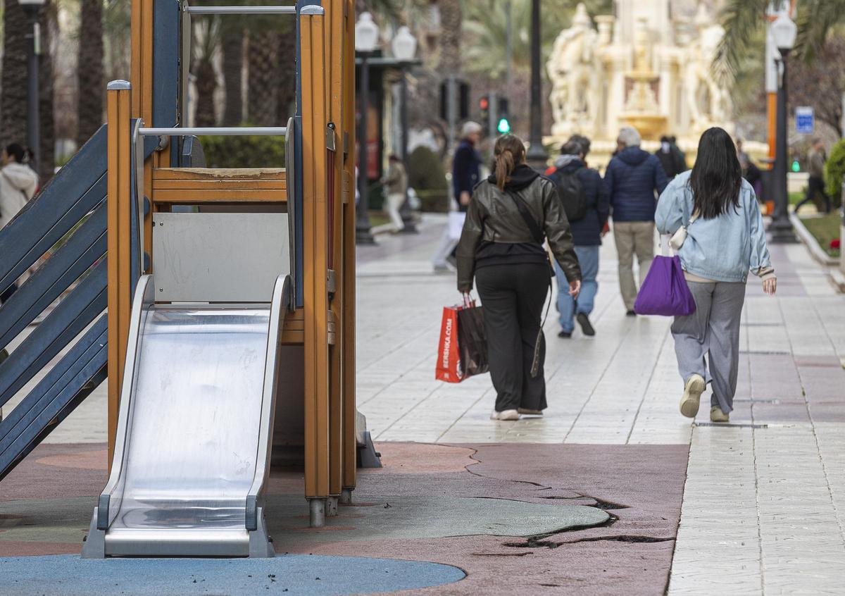 El parque infantil de Federico Soto, con el suelo levantado.