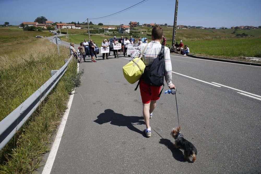 Concentración de los vecinos de Bayas, en Castrillón, contra la presencia de perros en la playa